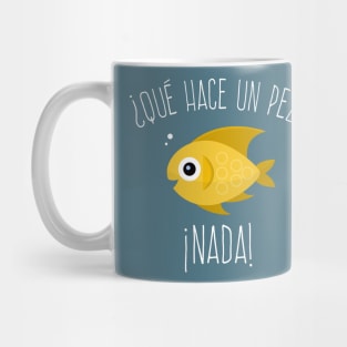 Que hace un pez? Nada - yellow design Mug